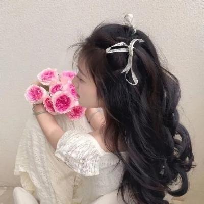 向天真的女生投降